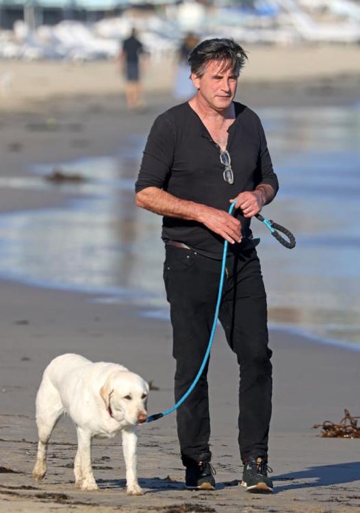 Montecito, Billy Baldwin  fa una passeggiata in spiaggia con il suo cane 