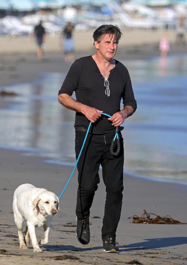 Montecito, Billy Baldwin  fa una passeggiata in spiaggia con il suo cane 
