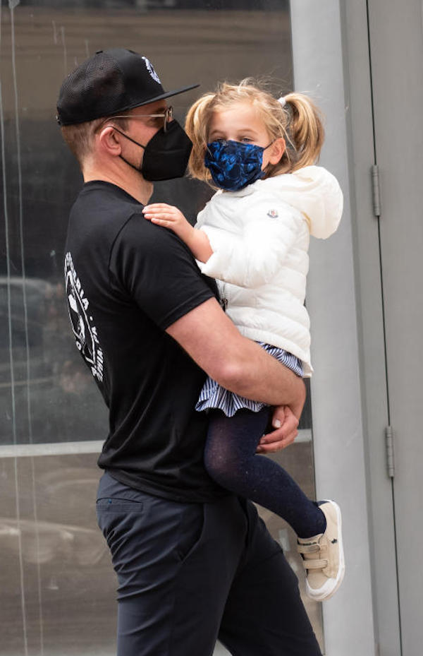  New York, Bradley Cooper tenero papà con la piccola figlia  Lea in braccio 