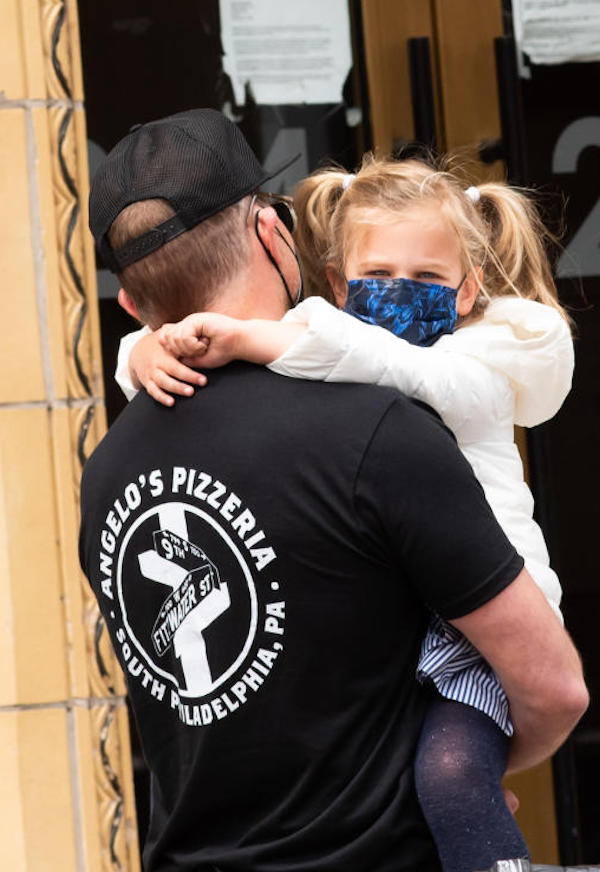  New York, Bradley Cooper tenero papà con la piccola figlia  Lea in braccio 