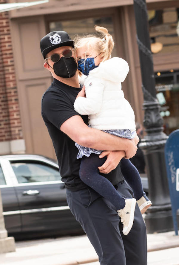  New York, Bradley Cooper tenero papà con la piccola figlia  Lea in braccio 