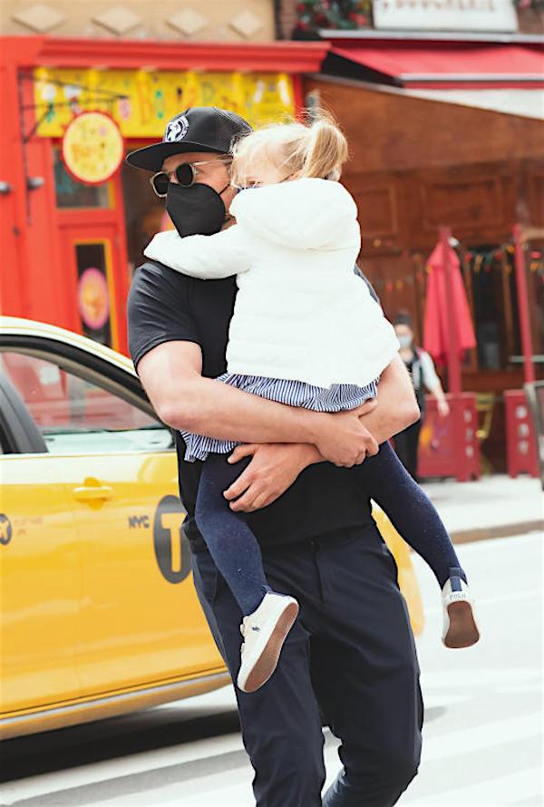  New York, Bradley Cooper tenero papà con la piccola figlia  Lea in braccio 