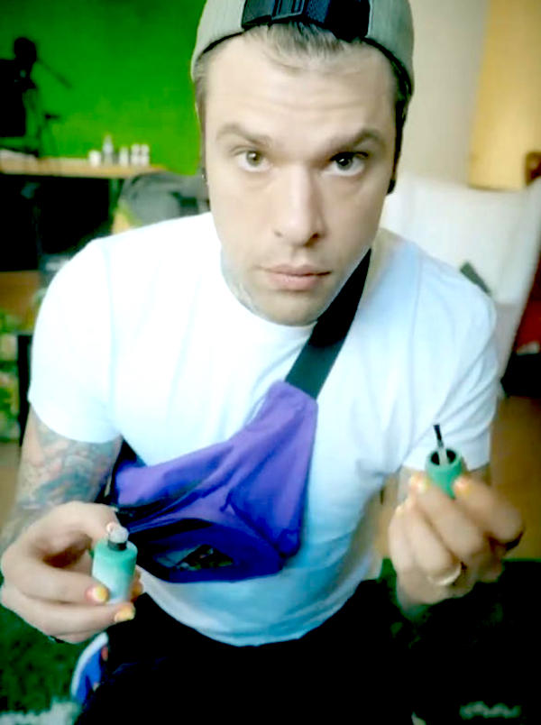 Fedez lancia la sua linea di smalti unisex Noon, il sito va in crash