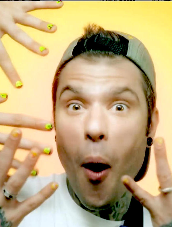 Fedez lancia la sua linea di smalti unisex Noon, il sito va in crash