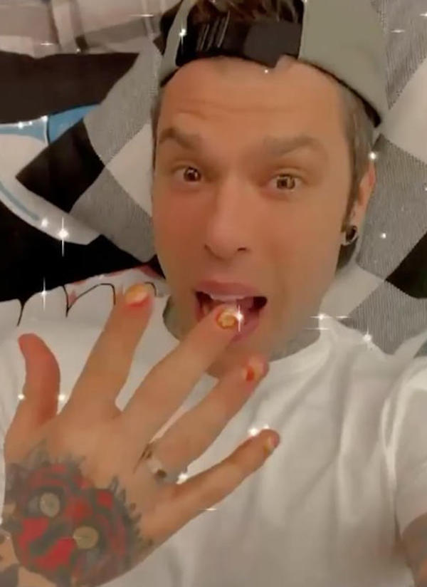 Fedez lancia la sua linea di smalti unisex Noon, il sito va in crash