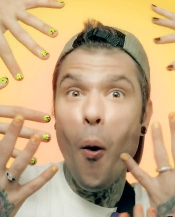 Fedez lancia la sua linea di smalti unisex Noon, il sito va in crash
