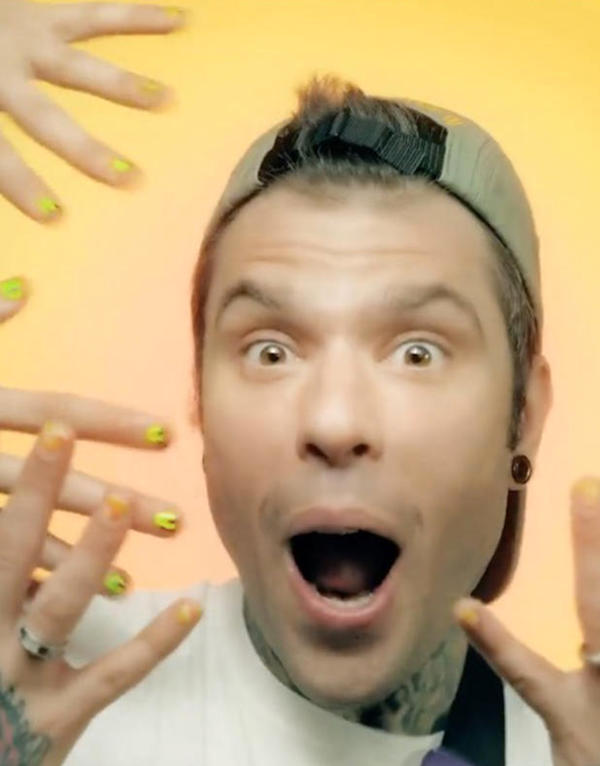 Fedez lancia la sua linea di smalti unisex Noon, il sito va in crash