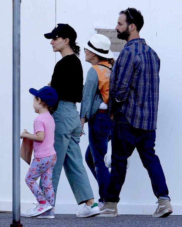 Sidney, Natalie Portman e famiglia a passeggio a Bondi Beach