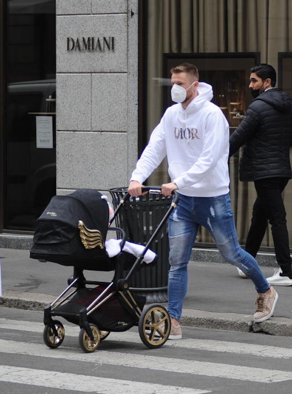 Milano,Milan Skriniar ,giocatore dell'Inter e la moglie Barbora a passeggio