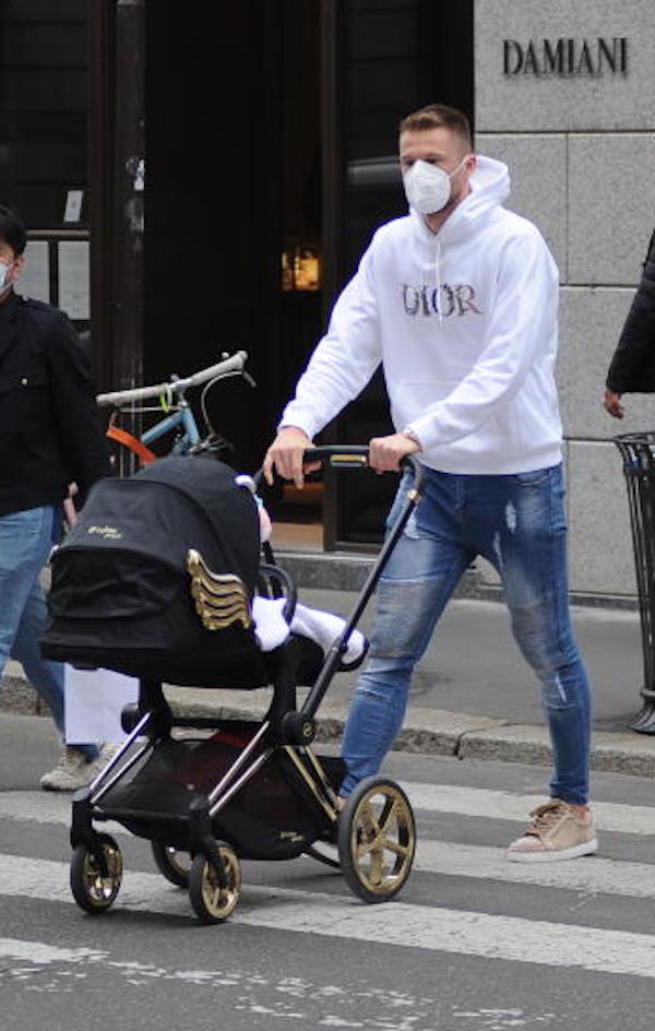 Milano,Milan Skriniar ,giocatore dell'Inter e la moglie Barbora a passeggio