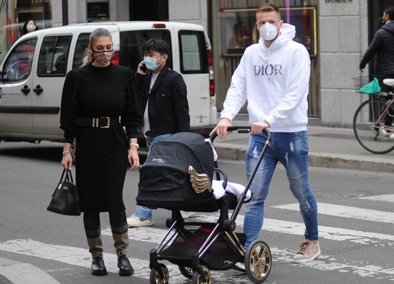 Milano,Milan Skriniar ,giocatore dell'Inter e la moglie Barbora a passeggio