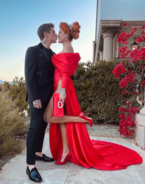 Bella Thorne e Benjamin Mascolo si sono ufficialmente fidanzati .