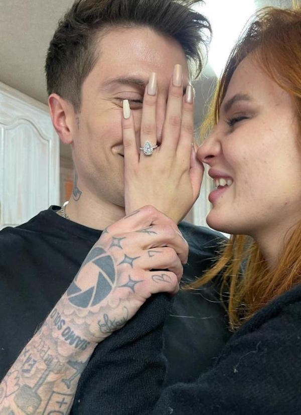 Bella Thorne e Benjamin Mascolo si sono ufficialmente fidanzati .