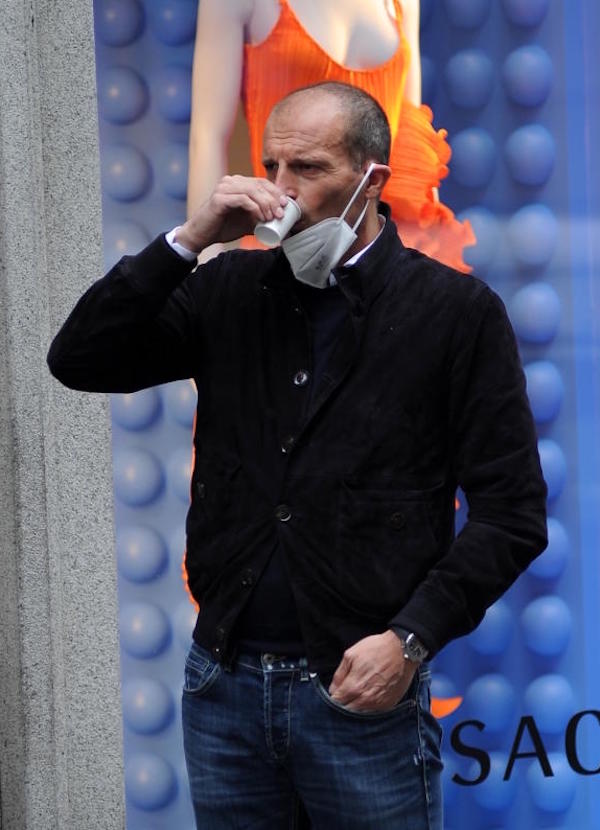 Milano, l'allenatore Massimiliano Allegri in centro per fare shopping