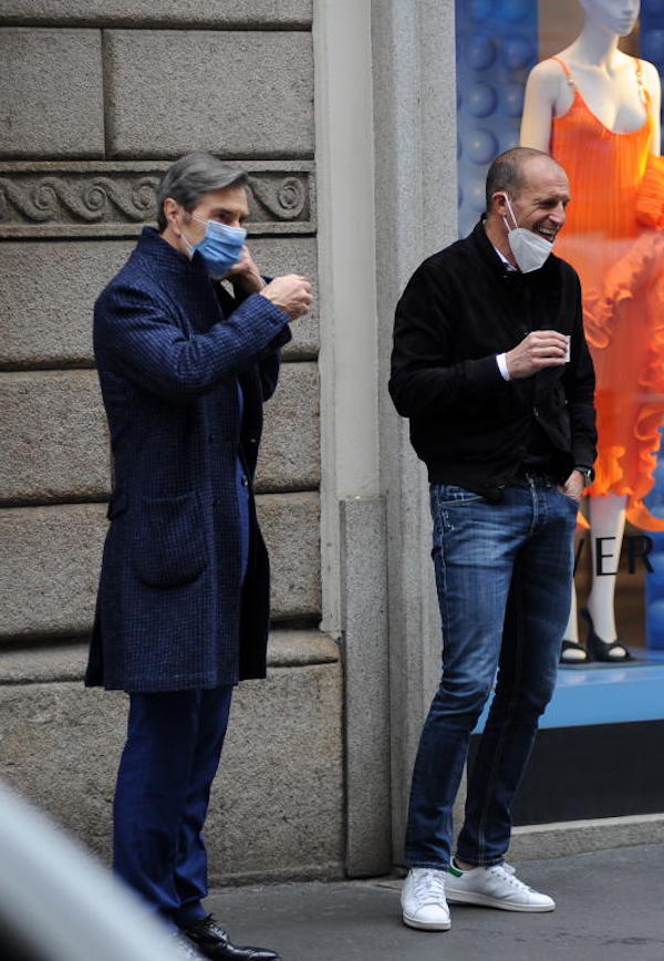 Milano, l'allenatore Massimiliano Allegri in centro per fare shopping