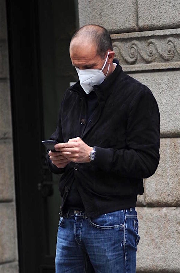Milano, l'allenatore Massimiliano Allegri in centro per fare shopping