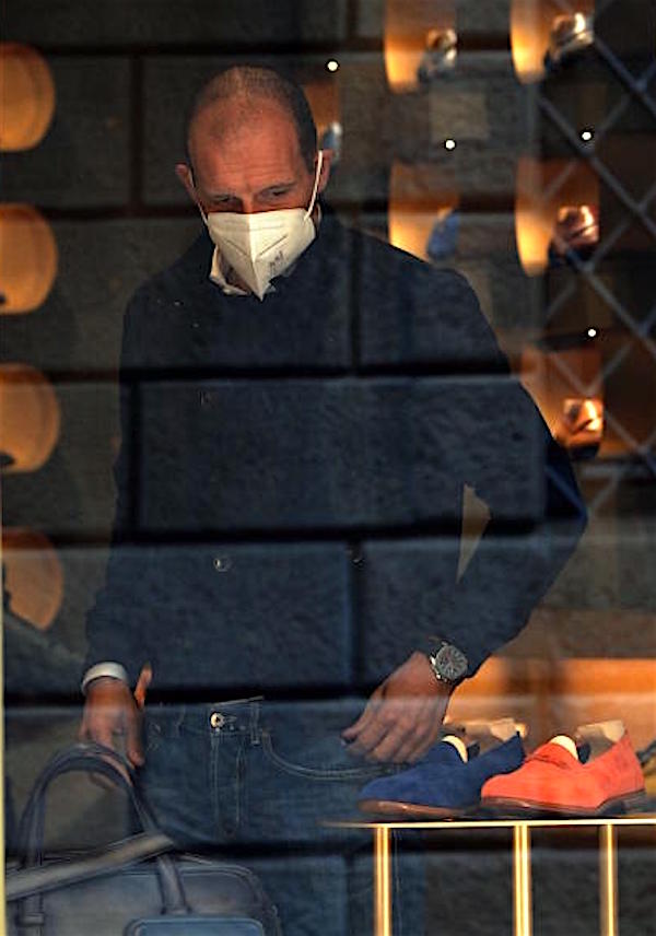 Milano, l'allenatore Massimiliano Allegri in centro per fare shopping