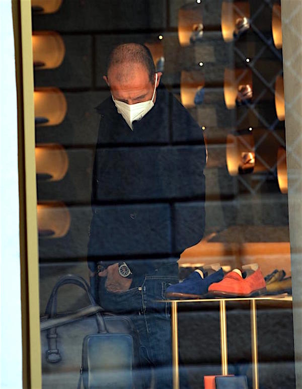 Milano, l'allenatore Massimiliano Allegri in centro per fare shopping
