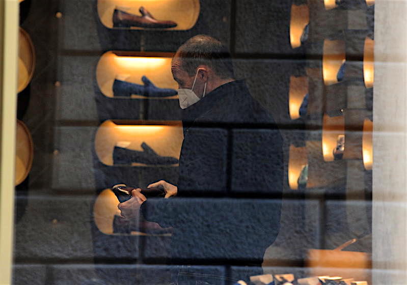 Milano, l'allenatore Massimiliano Allegri in centro per fare shopping