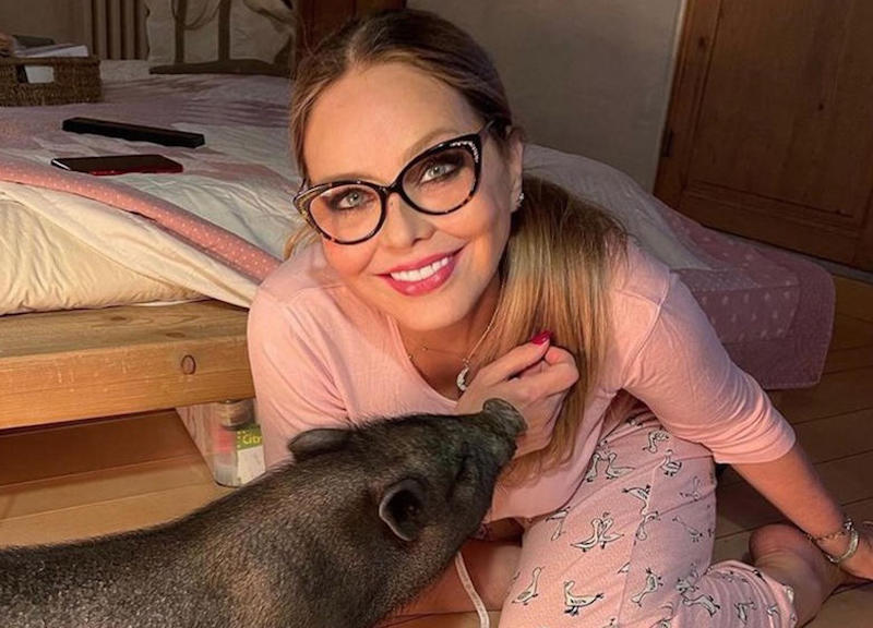 Ornella Muti e la figlia Naike sono innamorate della dolcissima maialina Kiara Ornella Muti e la figlia Naike sono innamorate della dolcissima maialina Kiara