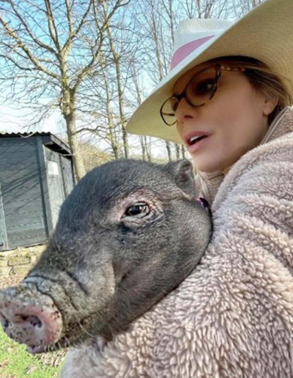 Ornella Muti e la figlia Naike sono innamorate della dolcissima maialina Kiara