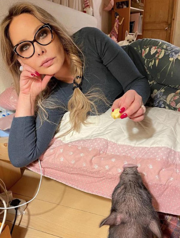 Ornella Muti e la figlia Naike sono innamorate della dolcissima maialina Kiara Ornella Muti e la figlia Naike sono innamorate della dolcissima maialina Kiara