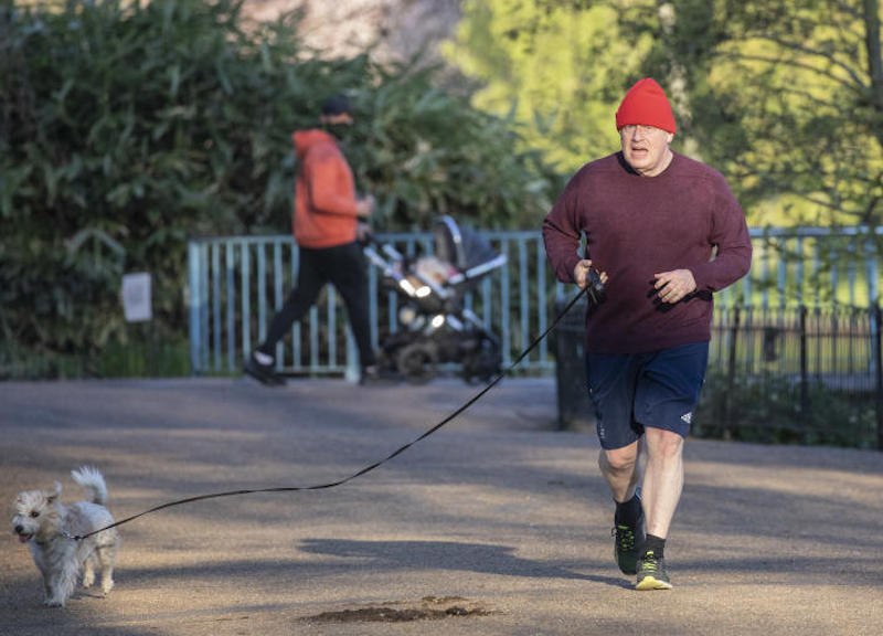 Londra, Il primo ministro Boris Johnson fa jogging con il suo cane Dylan