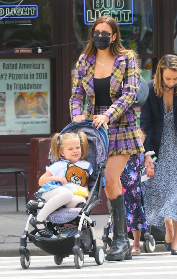 New York,Irina Shayk,adorabile collegiale, mentre porta la figlia Lea a scuola