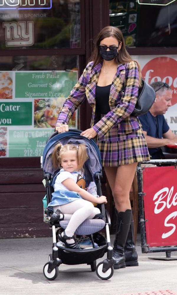 New York,Irina Shayk,adorabile collegiale, mentre porta la figlia Lea a scuola