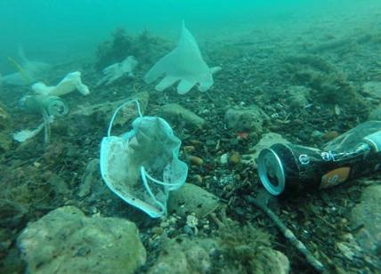 Le mascherine: una bomba ambientale. Rilasciano 173 mila microfibre al giorno