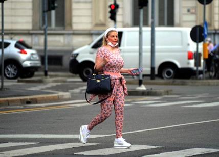 Milano,Francesca Cipriani , shopping in tuta rosa e orsacchiotti