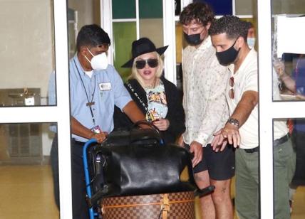 New York, Madonna arriva all'aeroporto JFK indossando un abito coloratissimo