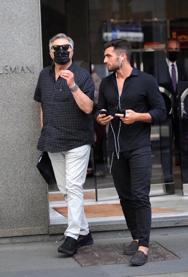 Christian De Sica con un amico fa shopping in centro a Milano 