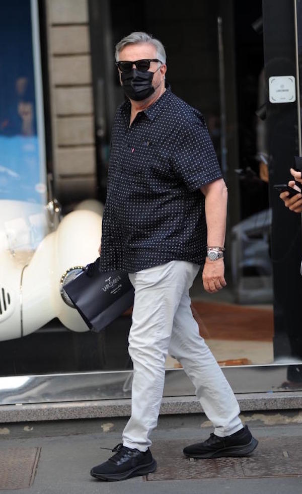 Christian De Sica con un amico fa shopping in centro a Milano 