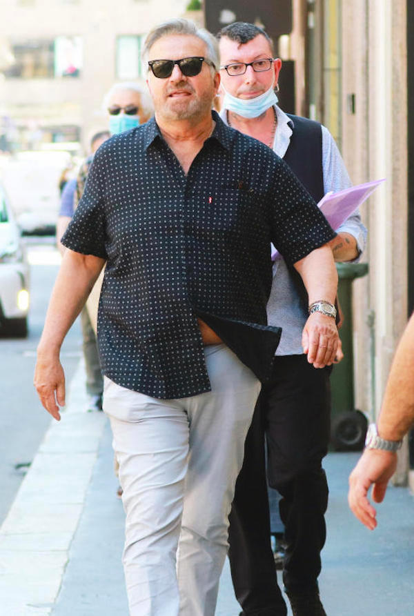 Christian De Sica con un amico fa shopping in centro a Milano 