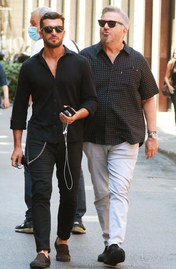 Christian De Sica con un amico fa shopping in centro a Milano  Ipa