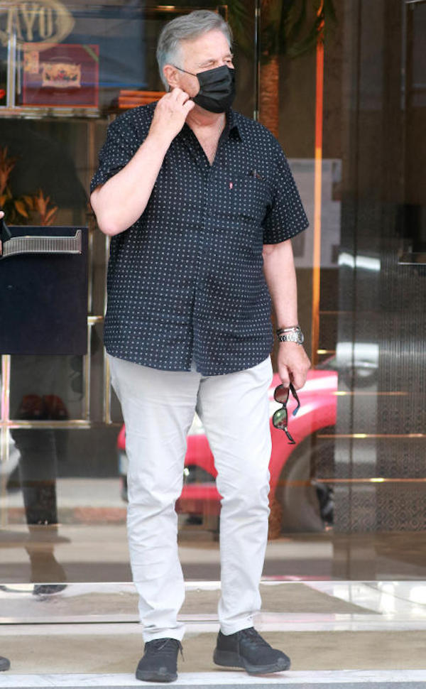 Christian De Sica con un amico fa shopping in centro a Milano 