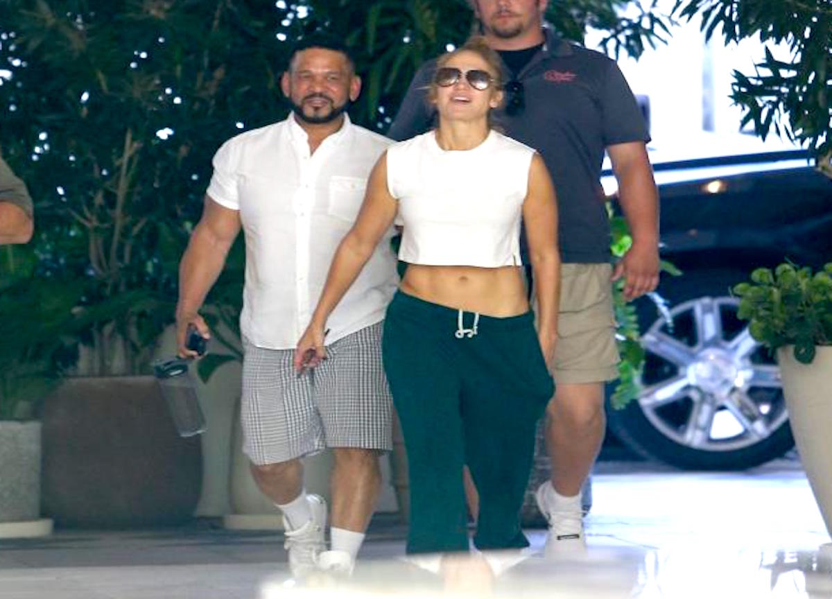 Miami, Jennifer Lopez mette in mostra i suoi addominali