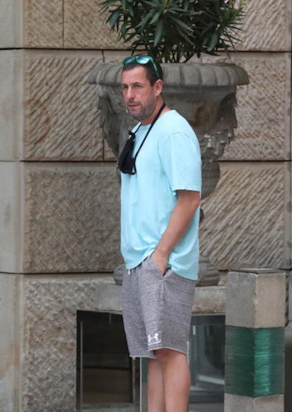 ADAM SANDLER A PRAGA FIRMA AUTOGRAFI ALLE SUE FANS