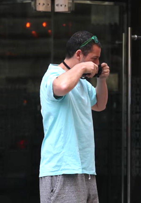 ADAM SANDLER A PRAGA FIRMA AUTOGRAFI ALLE SUE FANS