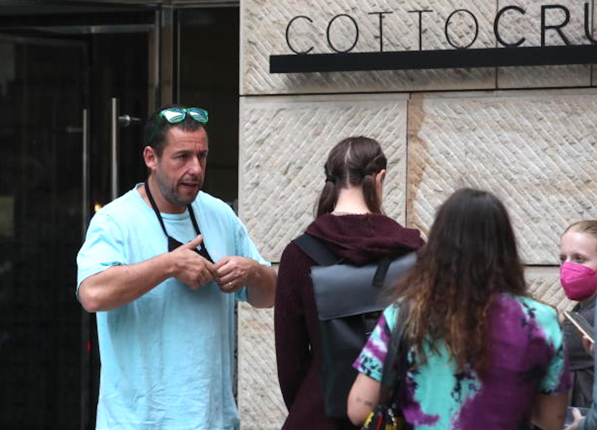 ADAM SANDLER A PRAGA FIRMA AUTOGRAFI ALLE SUE FANS