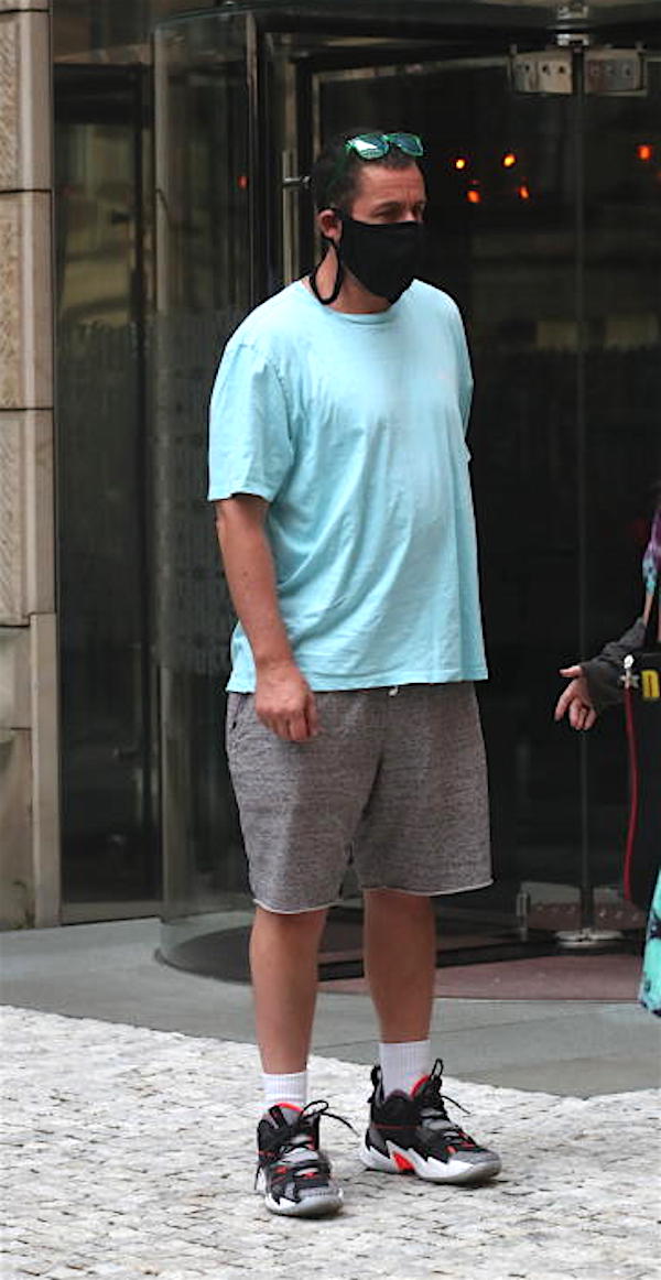 ADAM SANDLER A PRAGA FIRMA AUTOGRAFI ALLE SUE FANS