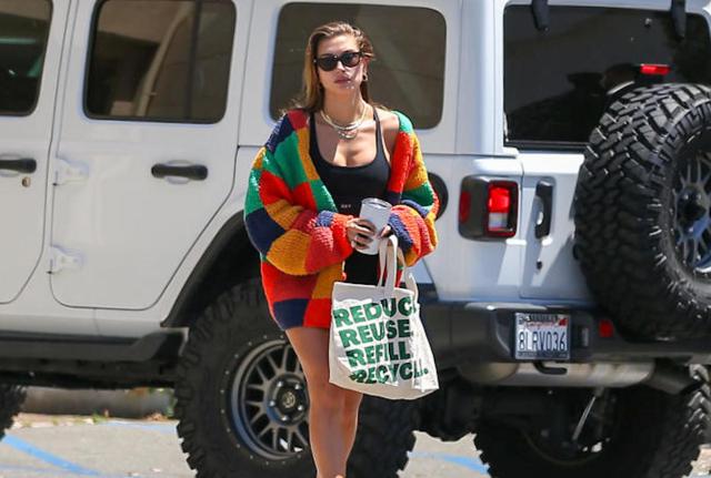 Los Angeles,messaggio ecologista e allegro look multicolor per Hailey Biebier