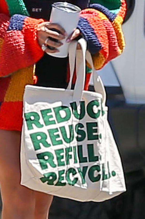 Los Angeles,messaggio ecologista e allegro look multicolor per Hailey Biebier ipa
