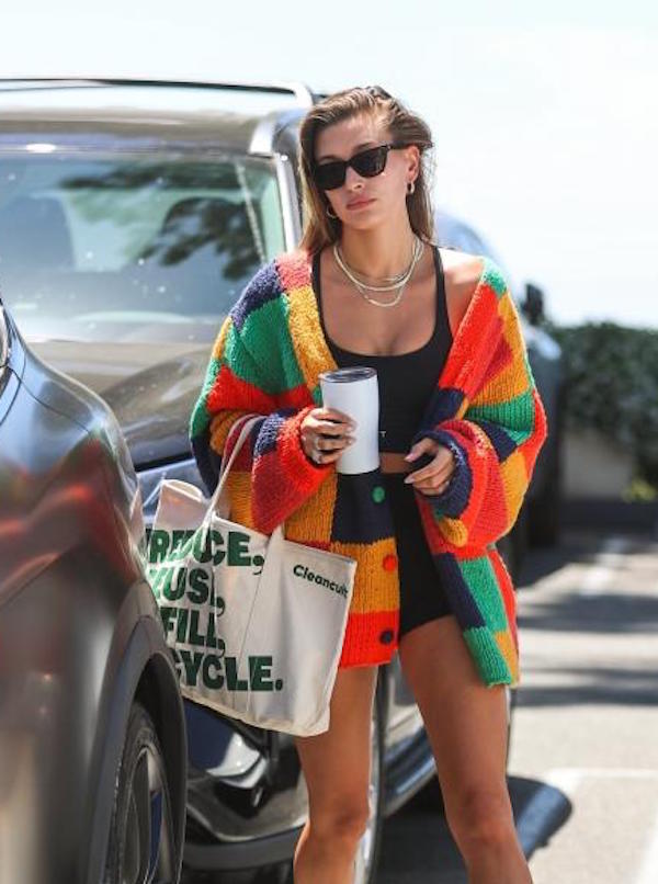 Los Angeles,messaggio ecologista e allegro look multicolor per Hailey Biebier