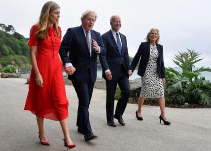 Debutto in rosso per Carrie Symonds la First Lady neo posa di Boris Johnson