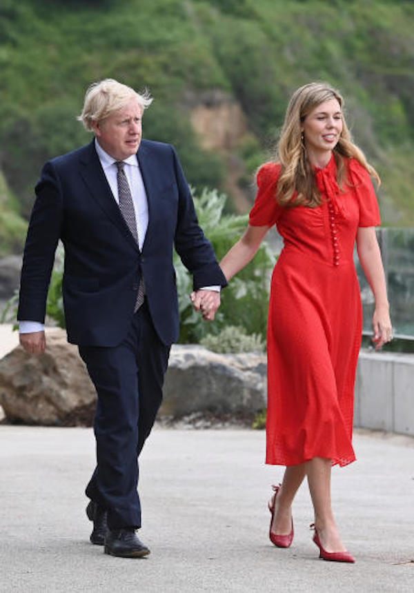 Debutto in rosso per Carrie Symonds la First Lady  neo posa di Boris Johnson