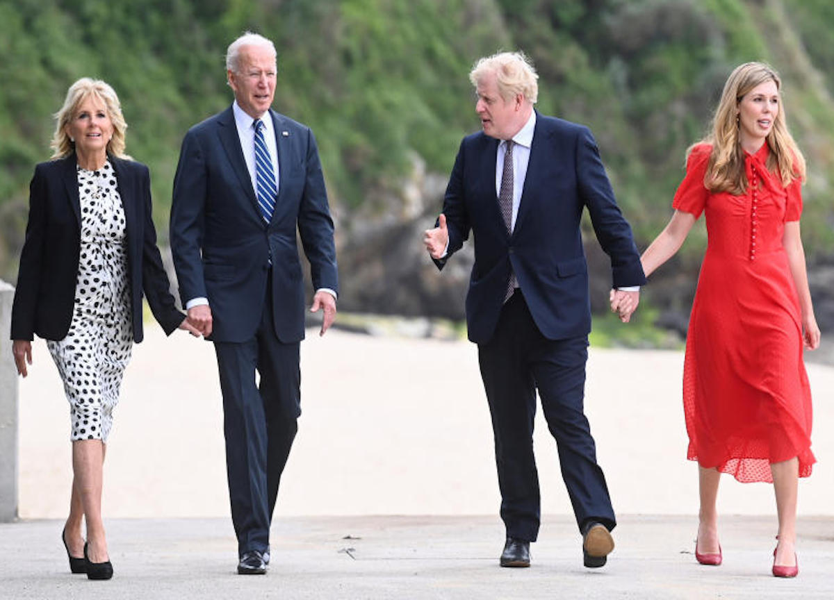 Debutto in rosso per Carrie Symonds la First Lady  neo posa di Boris Johnson