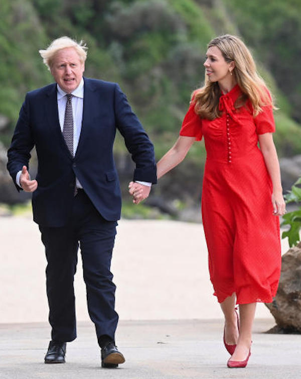 Debutto in rosso per Carrie Symonds la First Lady  neo posa di Boris Johnson