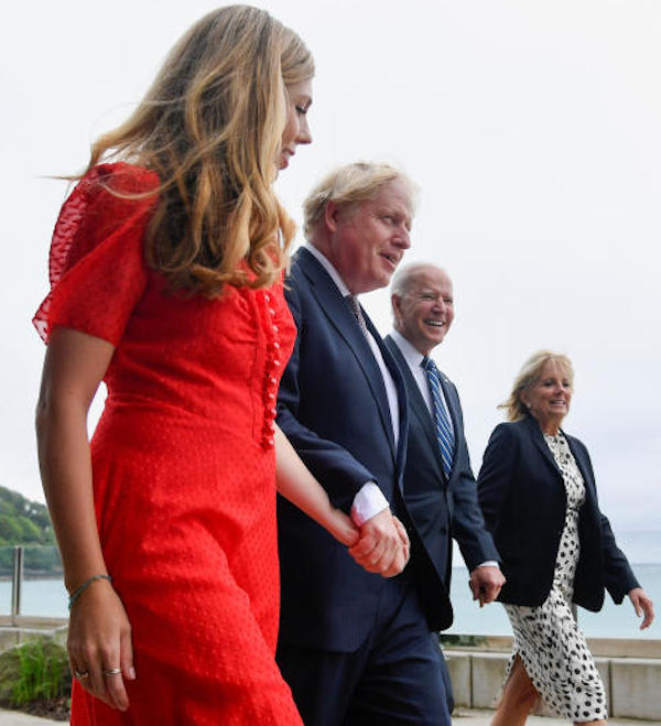 Debutto in rosso per Carrie Symonds la First Lady  neo posa di Boris Johnson